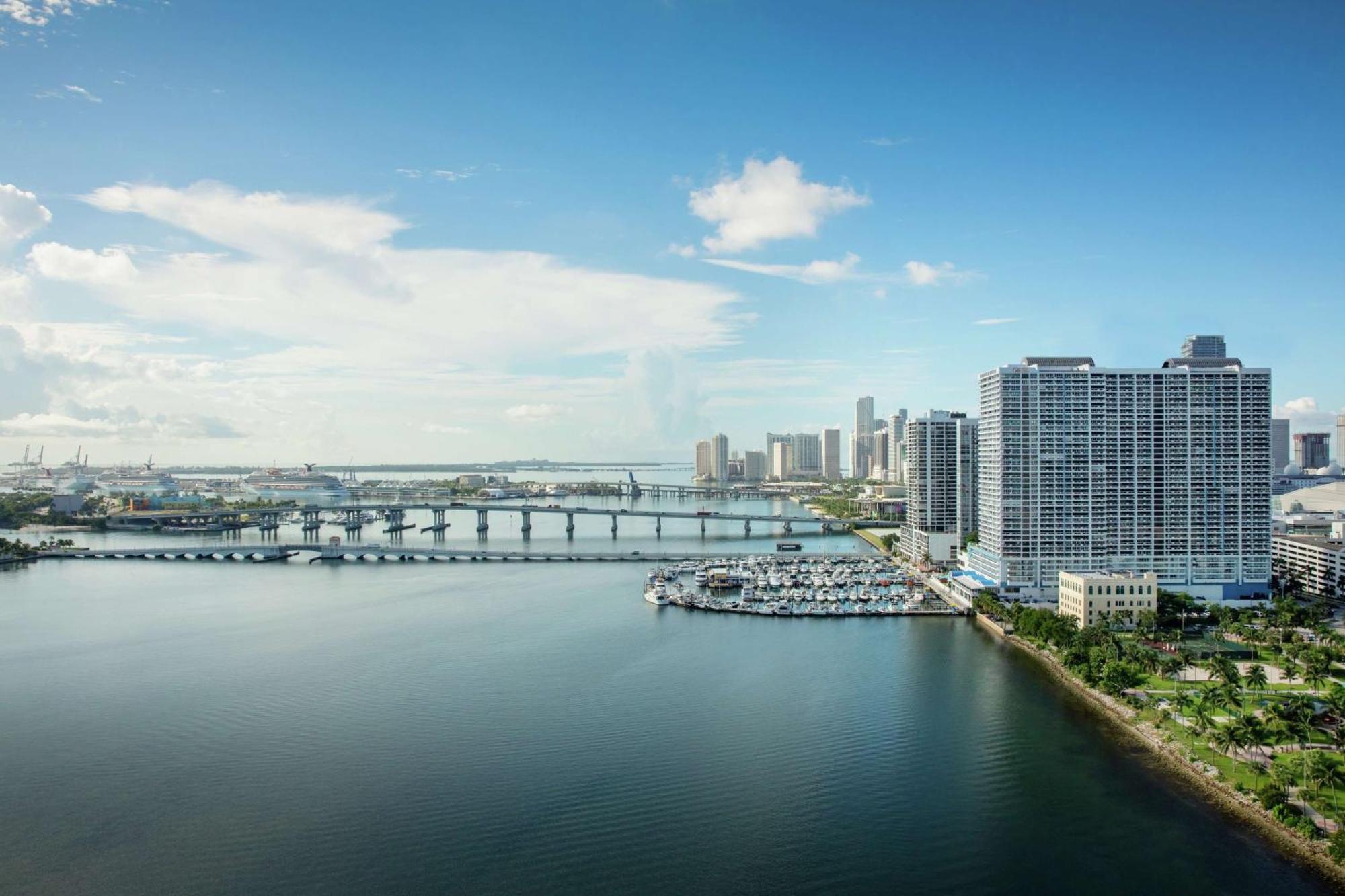 Doubletree By Hilton Grand Hotel Biscayne Bay Miami Eksteriør bilde
