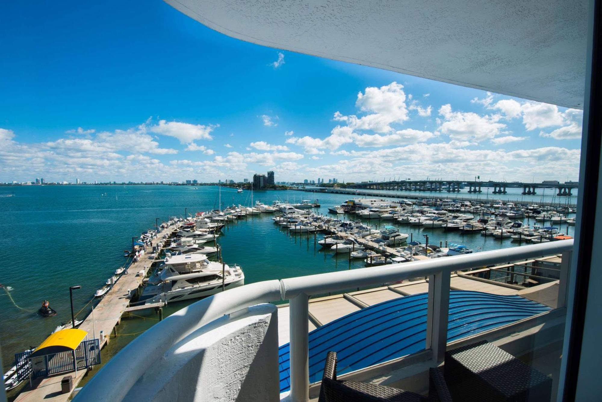 Doubletree By Hilton Grand Hotel Biscayne Bay Miami Eksteriør bilde