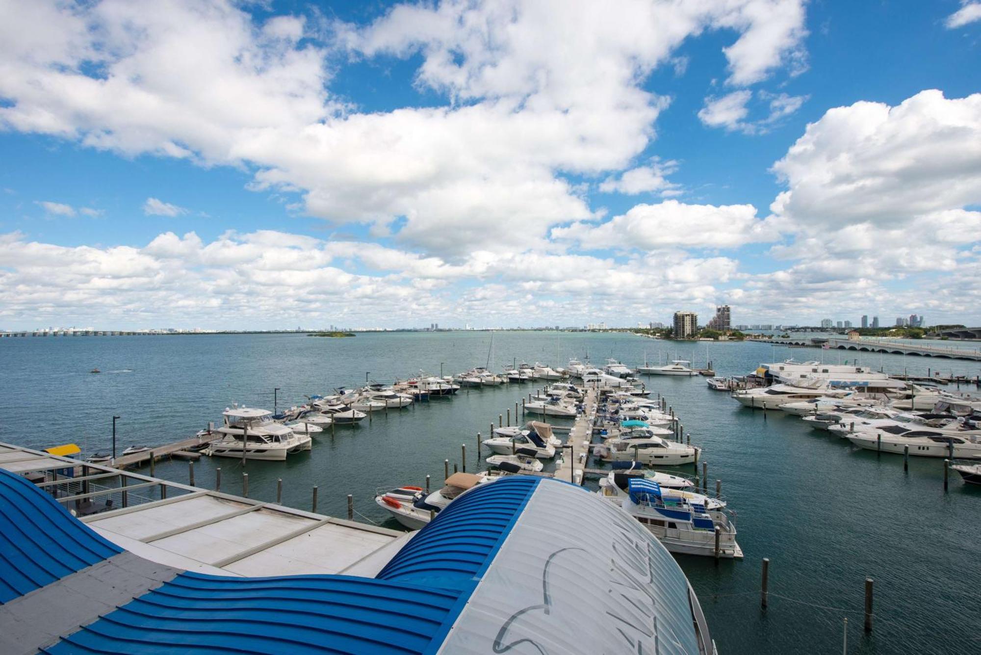 Doubletree By Hilton Grand Hotel Biscayne Bay Miami Eksteriør bilde