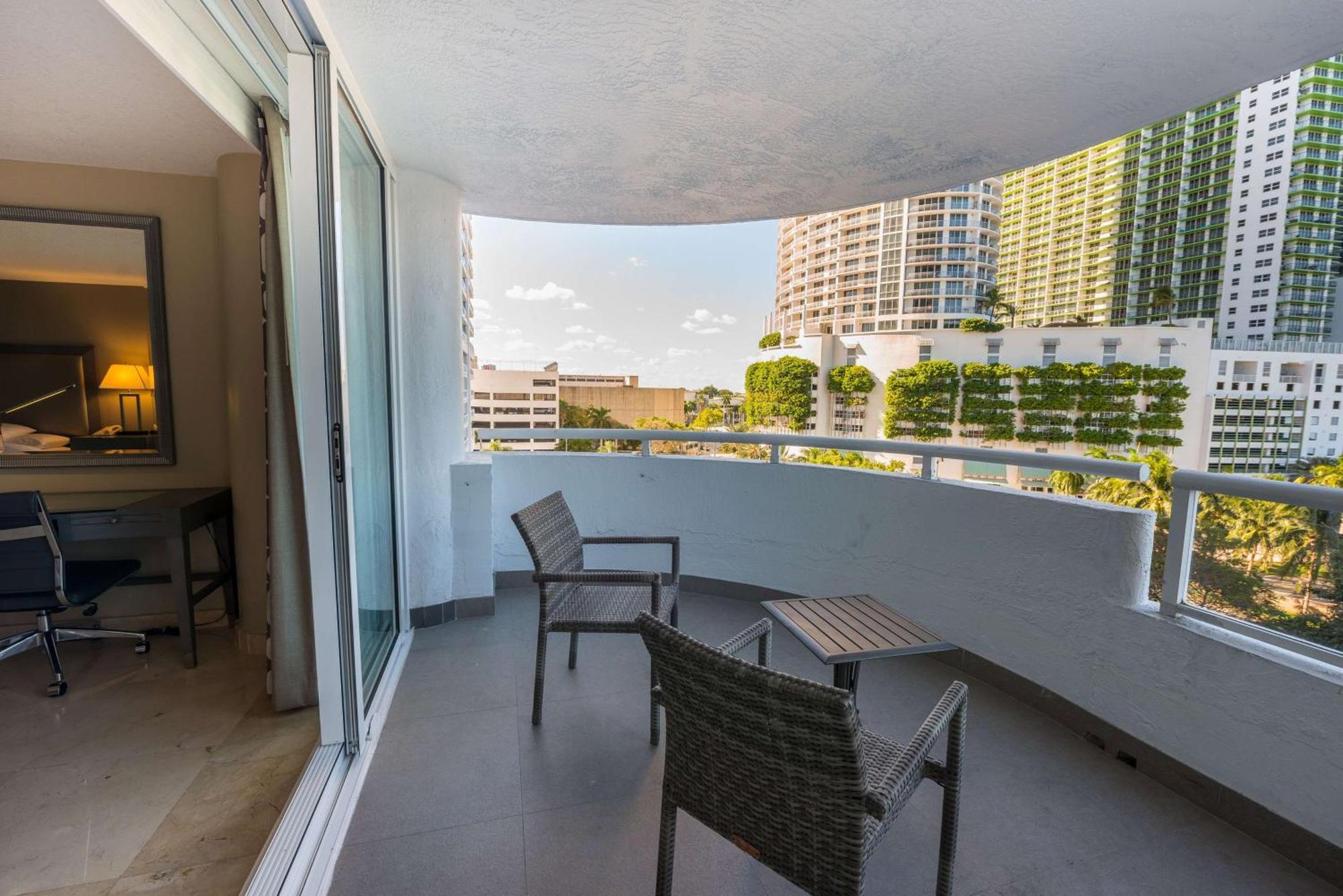 Doubletree By Hilton Grand Hotel Biscayne Bay Miami Eksteriør bilde