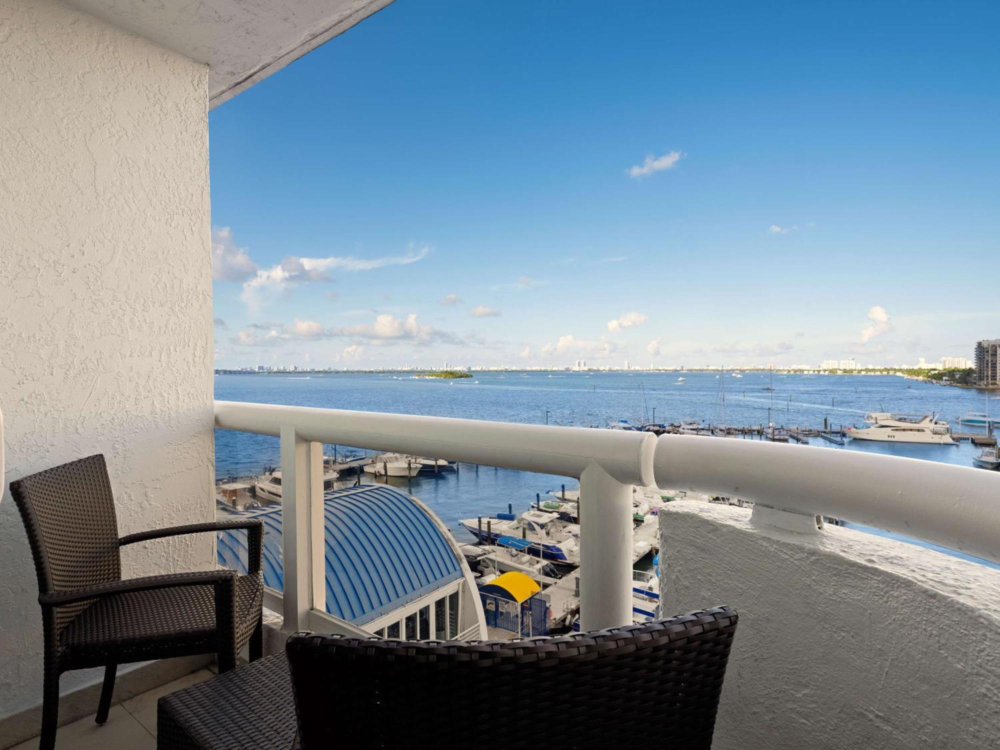 Doubletree By Hilton Grand Hotel Biscayne Bay Miami Eksteriør bilde