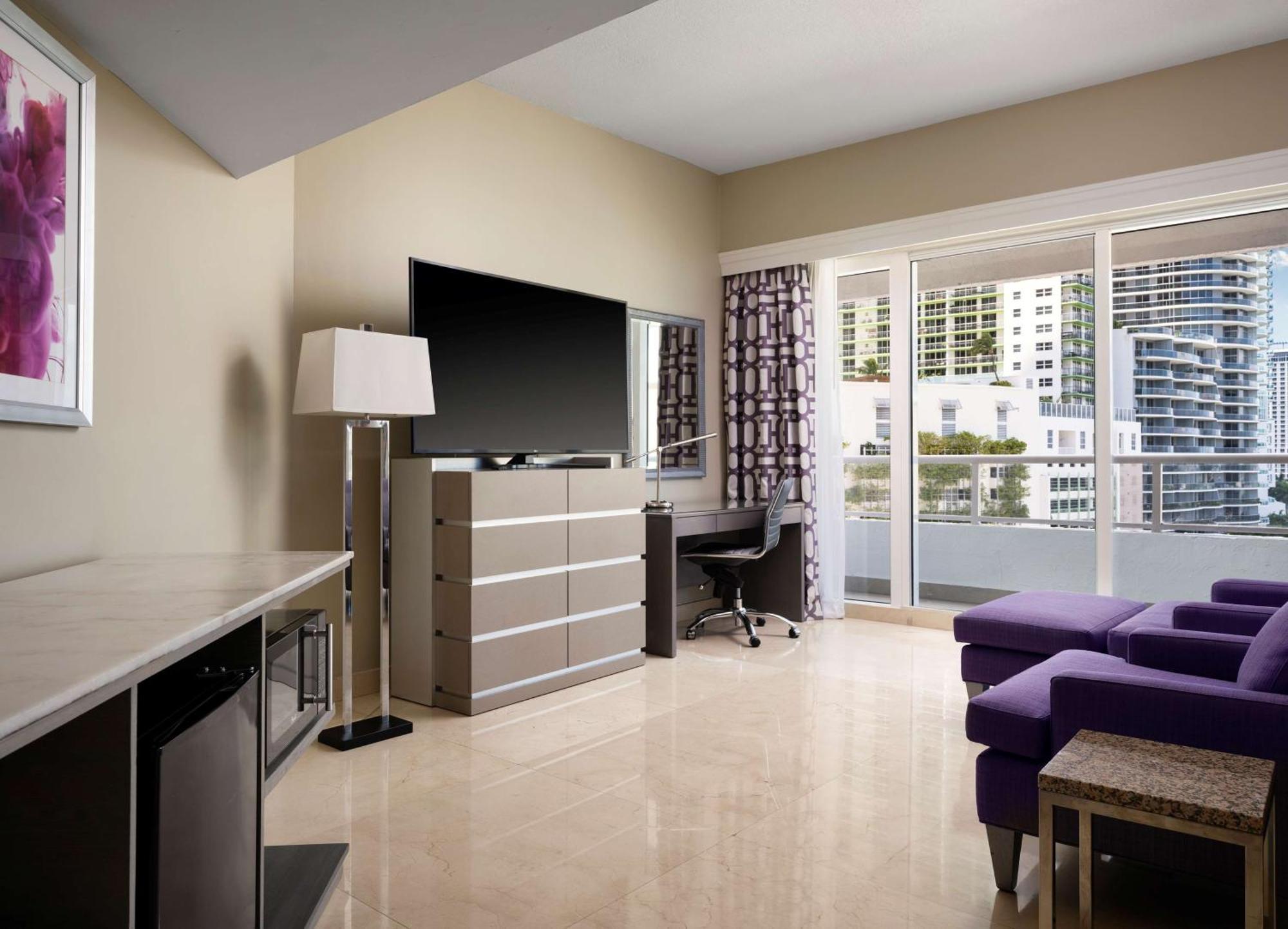 Doubletree By Hilton Grand Hotel Biscayne Bay Miami Eksteriør bilde